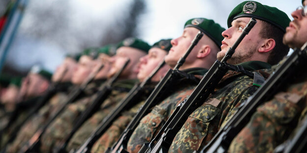 Soldaten der Bundeswehr stehen in Reih' und Glied.