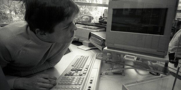 Eine Frau und ein Computer Eine Frau und ein Computer