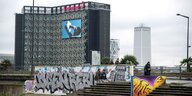 Hochhäuser in Paris, eine große Werbetafel , eine Treppe mit Graffiti