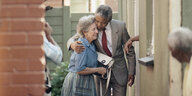Nelson Mandela umarmt eine Helen Suzman, eine ältere weiße Dame