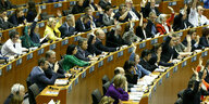 Mitglieder des Europäischen Parlaments nehmen an einer Reihe von Abstimmungen teil.