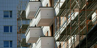 Baugerüste sind aun einem Wohnhaus in Berlin zu sehen. Symbolbild