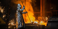 Ein Arbeiter bei Thyssenkrupp an heißem Metall im Schutzanzug