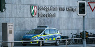 Ein Polizeiauto steht vo dem Land- und Amtsgericht in Düsseldorf.