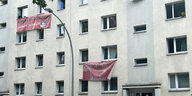 Fassade mit Transparenten gegen Abriss vom ehemals leerstehenden und nun bewohnten Haus in der Habersaathstraße in Berlin-Mitte