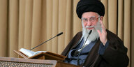 Ajatollah Chamenei hebt mahnend, gestikulierend die Hand
