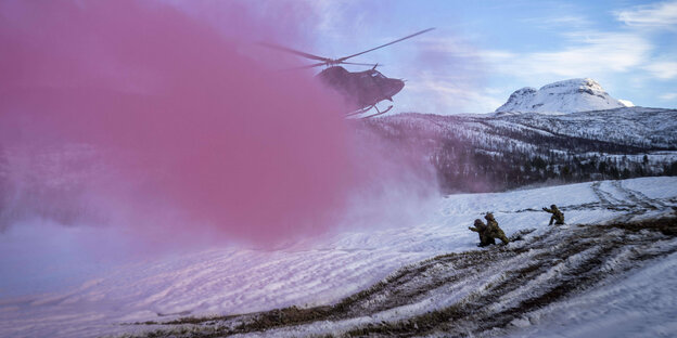Helicopter and people in the winter landscape.