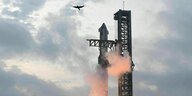 SpaceX startet einen Flugtest des Starship auf der Starbase in Boca Chica, Texas. Unter der Rakete ist Feuer zu sehen - ein Vogel fliegt am Himmel, Rauchwolken steigen auf