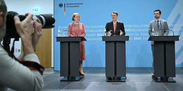 Ministers Paus, Lauterbach and Buschmann at a press conference.
