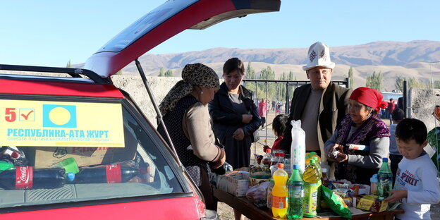 Kirgische Familei beim Picknick in Balykchy. Kirgische Familei beim Picknick in Balykchy.