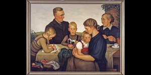 Gemälde: Vater Mutter Oma und 3 Kinder an einem Tisch.