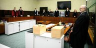 Blick in den Gerichtssaal mit den Verteidigern, den richtern und der Staatsanwaltschaft, alle tragen ihre schwarzen oder roten Roben
