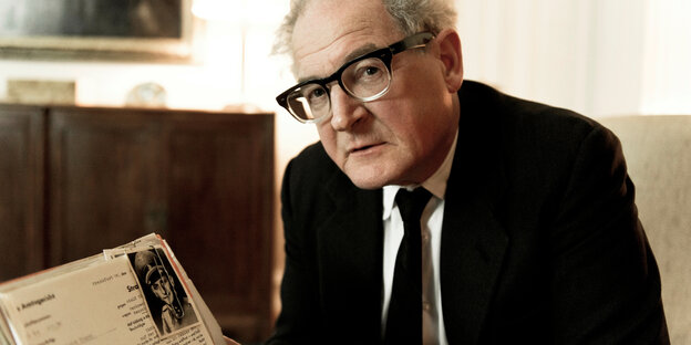 Fritz Bauer (Burghart Klaußner) mit der Akte Eichmann Fritz Bauer (Burghart Klaußner) mit der Akte Eichmann