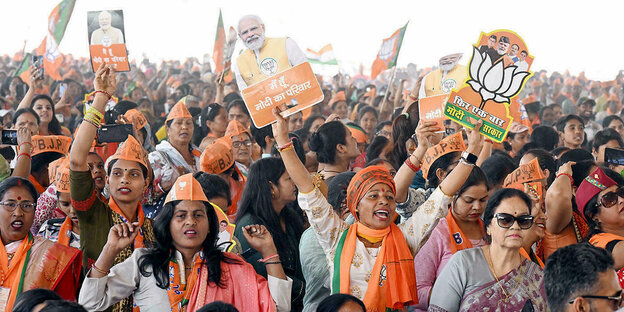 In der orangenen Parteifarbe gekleidete Menschenmenge bei einer Wahkampflveranstaltung der hindunationalistischen BJP in Uttarakhand am 2. April