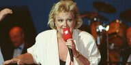 Die Schauspielerin und Entertainerin Helga Hahnemann bei einem Auftritt während der IFA im September 1991.