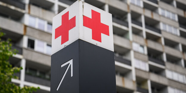 A red cross in front of a clinic.