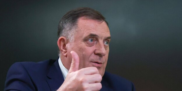 Gestures of the politician Dodik.