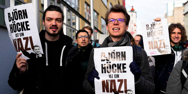 Protesters with sheets of paper saying: Björn Höcke is a Nazi.