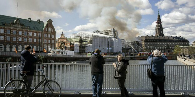 Menschen beobachten einen Brand in Kopenhagen.