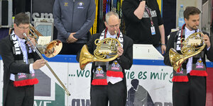 Musiker stehen in der Eishalle Bremerhaven spielen vor dem DEL-Finale die Nationalhymne