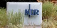Stele mit dem Logo des NDR