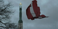 Freiheitsdenkmal und lettische Fahne.