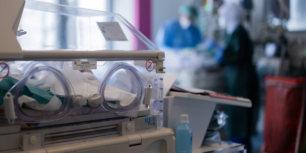 Ein Brutkasten auf der Neugeborenen-Intensivstation für Kinder in der Uniklinik Essen.