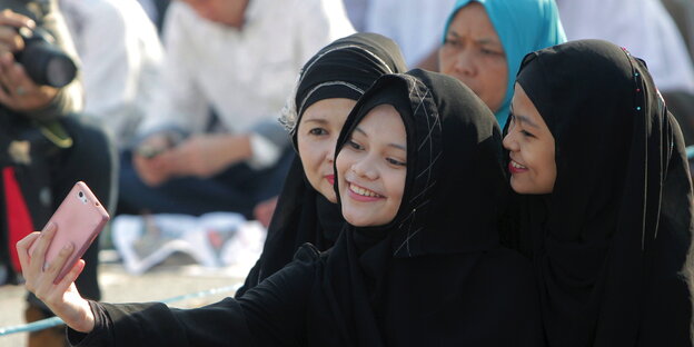 Muslima machen Selfies beim islamischen Opferfest Eid Al-Adha. Muslima machen Selfies beim islamischen Opferfest Eid Al-Adha.