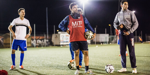 Die Spieler von Welcome United im Flutlicht Die Spieler von Welcome United im Flutlicht
