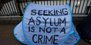 Ein Zelt mit der Aufschrift: seeking asylum is not a crime