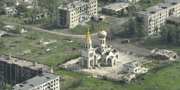 Eine zerstörte Kirche zwischen zerstörten Häusern.