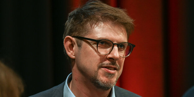 The SPD politician Matthias Ecke, a man with short hair and glasses.