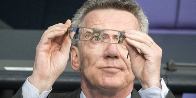 Ein Mann guckt durch seine Brille. Ein Mann guckt durch seine Brille.