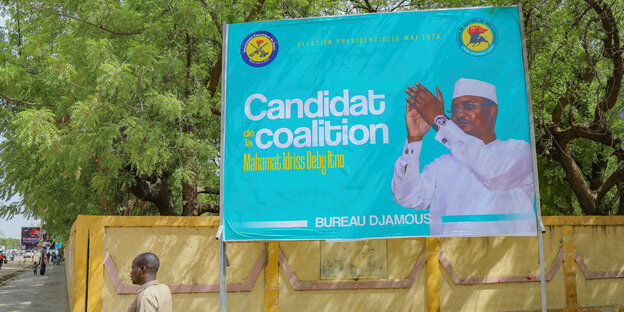 Ein Wahlplakat von Mahamat Déby in N'Djamena, Tschad