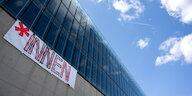Ein Plakat mit der Aufschrift „*Innen“ ist an einem Gebäude der Hochschule für Fernsehen und Film München zu sehen.