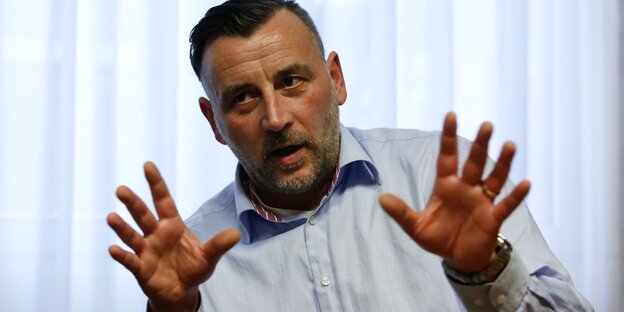 Pegida-Gründer Lutz Bachmann hält seine Hände hoch