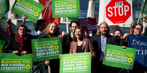 Die Grünen Fraktionschefs Göring-Eckardt und Hofreiter auf einer Anti-TTIP-Demo, sie halten Plakate und es sind weitere Menschen zu sehen Die Grünen Fraktionschefs Göring-Eckardt und Hofreiter auf einer Anti-TTIP-Demo, sie halten Plakate und es sind weitere Menschen zu sehen