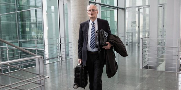 Ex-BND-Chef August Hanning im Bundestag auf dem Weg zum NSA-Untersuchungsausschuss. Ex-BND-Chef August Hanning im Bundestag auf dem Weg zum NSA-Untersuchungsausschuss.