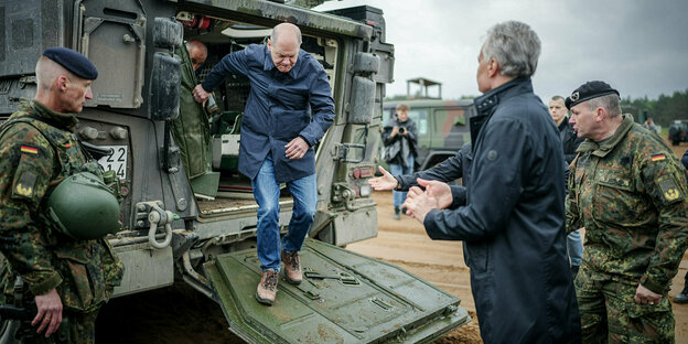 Bundeskanzler Olaf Scholz steigt bei dem Besuch der Nato-Übung Quadriga 24 aus einem Radpanzer vom Typ Boxer der Bundeswehr