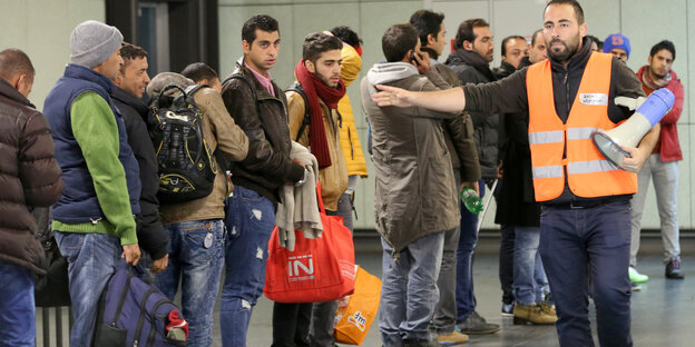 Flüchtlinge stehen in einer Reihe Flüchtlinge stehen in einer Reihe