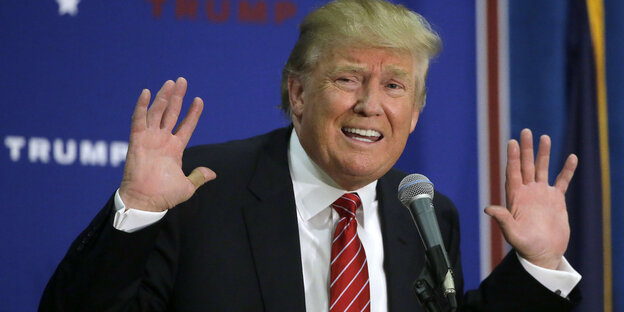 Donald Trump hält die Hände in die Höhe Donald Trump hält die Hände in die Höhe