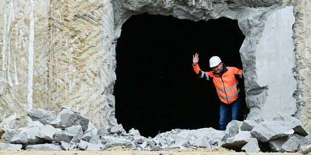 Ein Arbeiter eim Tunneldurchschlag in der Großen Wendlinger Kurve im Rahmen des Bauprojekts Stuttgart 21