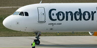 Flugzeug mit Aufschrift "Condor" auf dem Rollfeld