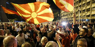 Jubel in Skopje: An­hän­ge­r*in­nen der oppositionellen rechtstehenden Partei VMRO-DPMNE feiern vor der Parteizentrale den Erdrutschsieg ihrer Partei