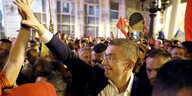 Anhänger der oppositionellen mitte-rechts-Partei VMRO- DPMNE-Partei feiern mit nordmazedonischen Flaggen in Skopje