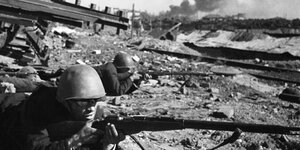 Soldaten der Roten Armee feuern ihre Gewehre ab