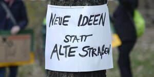 Zettel an Baum: "Neue Ideen statt alte Straßen"