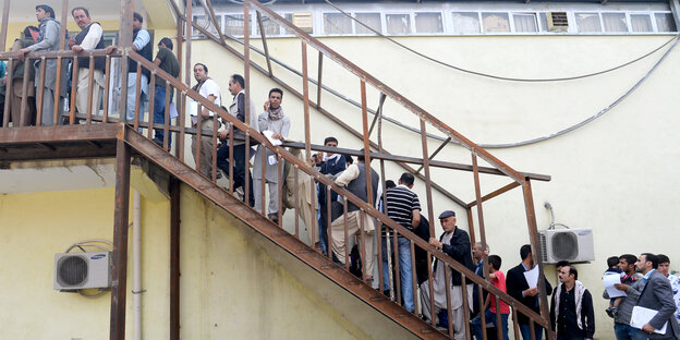 Menschen stehen Schlange vor der Passstelle in Kabul Menschen stehen Schlange vor der Passstelle in Kabul
