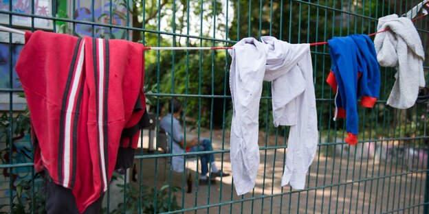 Wäsche vor der Gerhart-Hauptmann-Schule