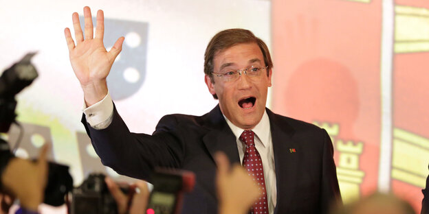 Pedro Passos Coelho winkt bei einer Pressekonferenz Pedro Passos Coelho winkt bei einer Pressekonferenz